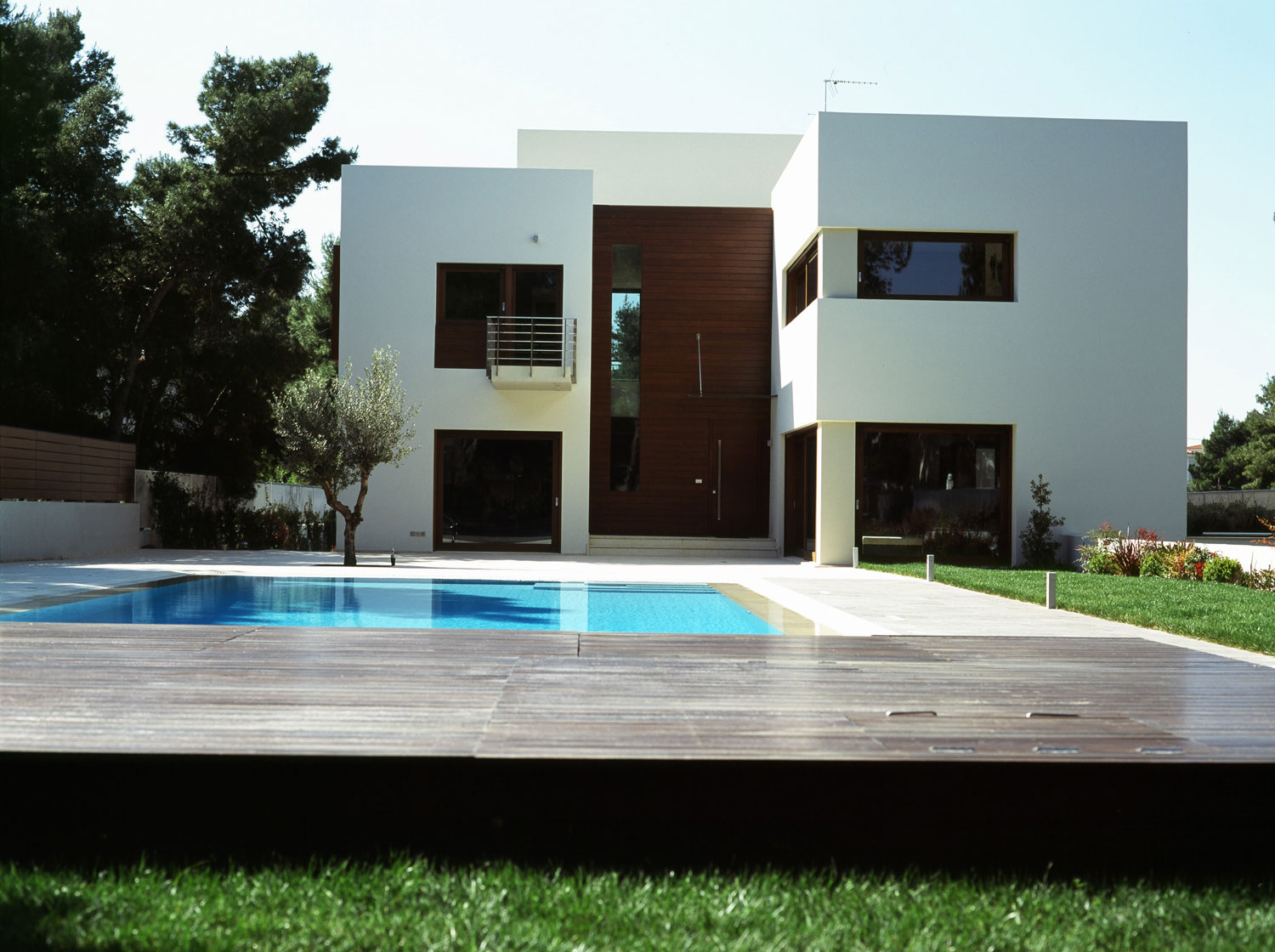 Two-storey detached house with swimming pool